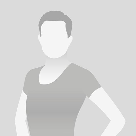 Silhouette einer Person mit kurzem Haar in einem schlichten Oberteil, vor grauem Hintergrund.