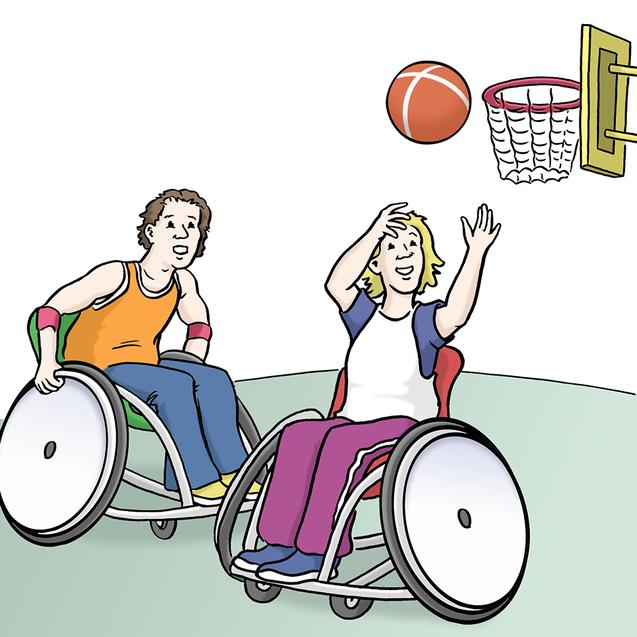 Zwei rollstuhlfahrende Jugendliche spielen Basketball auf einem grünen Spielfeld, während ein Ball in Richtung Korb fliegt.