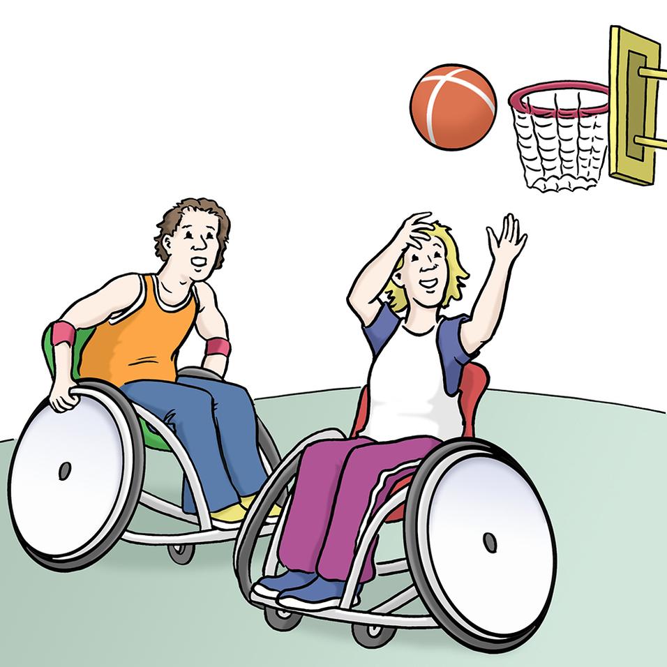 Zwei rollstuhlfahrende Jugendliche spielen Basketball auf einem grünen Spielfeld, während ein Ball in Richtung Korb fliegt.