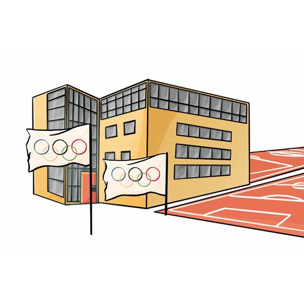 Olympisches Gebäude mit großen Fenstern und zwei Flaggen, die die olympischen Ringe zeigen, vor einem roten Sportplatz.